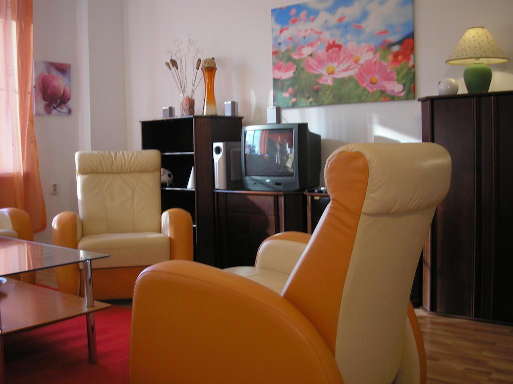 Apartment Accommodation Up To 17 布拉迪斯拉发 外观 照片