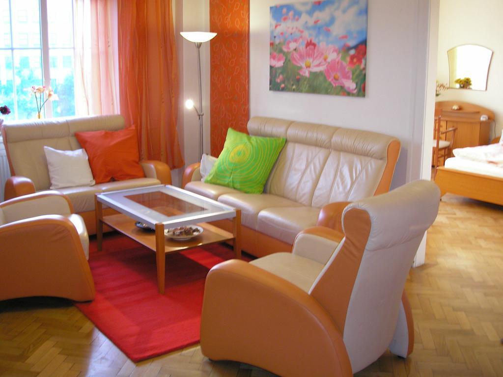 Apartment Accommodation Up To 17 布拉迪斯拉发 外观 照片