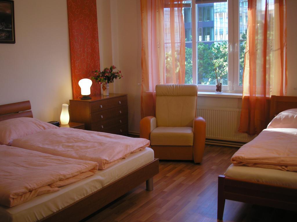 Apartment Accommodation Up To 17 布拉迪斯拉发 外观 照片